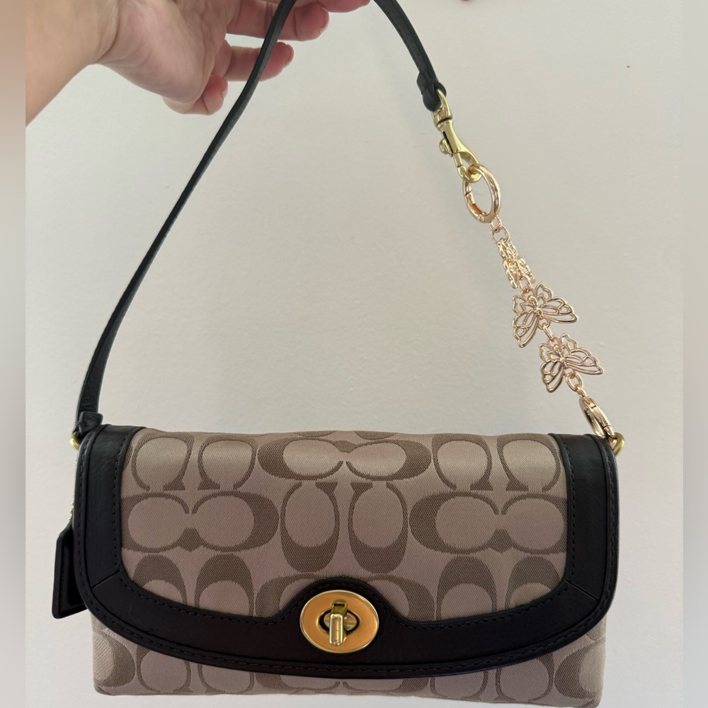 SOLD ✨Coach Signature Canvas Turnlock Shoulder Bag in Taupe/Brown